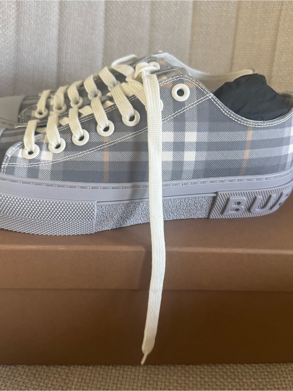 NEVER WORN discontinued Burberry Gray Plaid Low-Top Sneaker with box